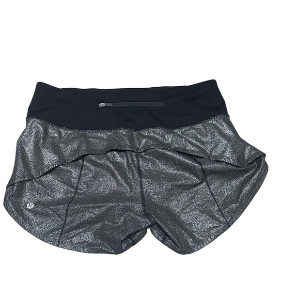 Lululemon Speed Up 2.5” Shorts in Luminosity Foil Print Black Silver Size 8 - Picture 4 of 5